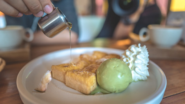 食物照片，绿茶冰淇淋和蜂蜜吐司图片下载