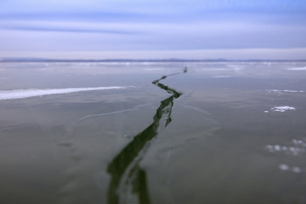 结冰湖面上的裂缝图片下载