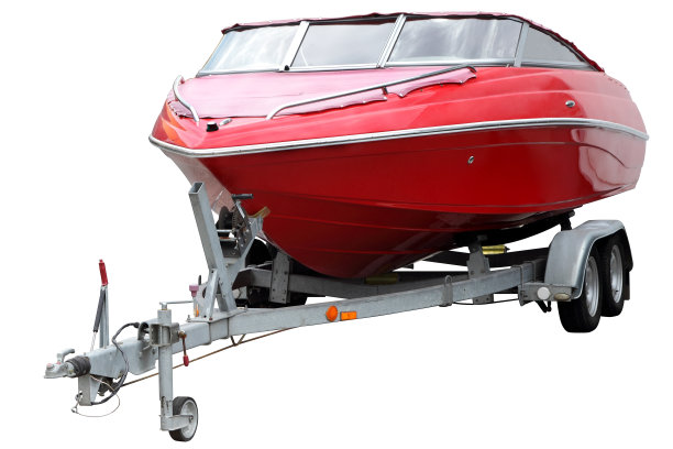 有帆布顶的红船。素材图片