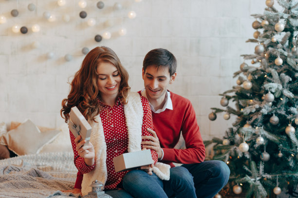 微笑的女人打开圣诞礼物图片下载