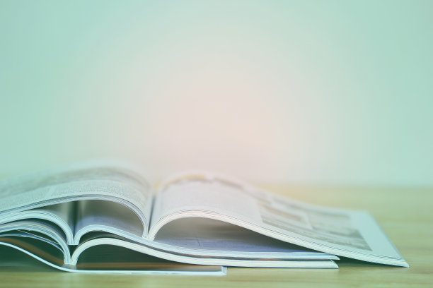 靠近堆叠的杂志，复古色调图片下载