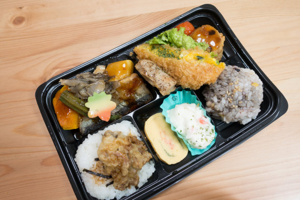 日式便当(饭盘)，菜肴多样图片下载