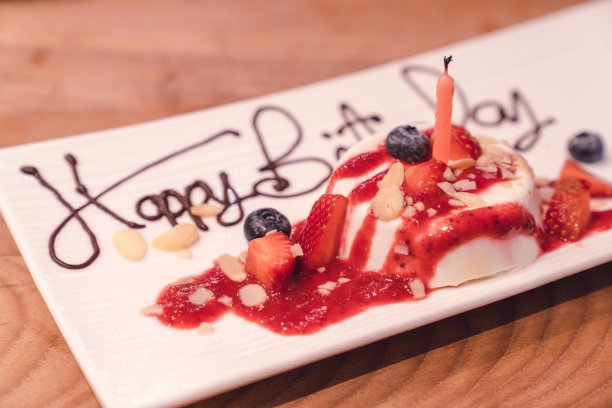 牛奶布丁，装饰得很漂亮，是为了祝贺你生日快乐素材图片