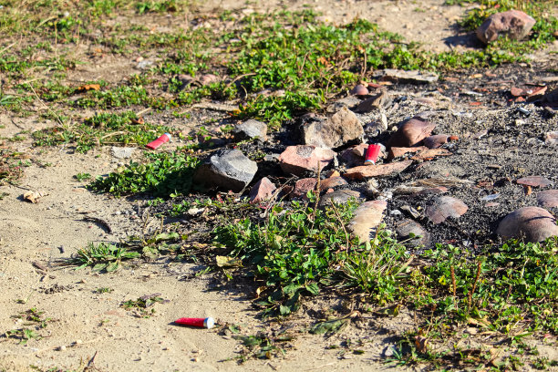 在狩猎营火坑周围发射炮弹图片下载