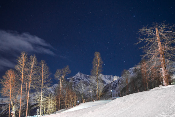 夜间罗莎库塔滑雪区和山区，索契，红波利亚纳，俄罗斯。图片下载