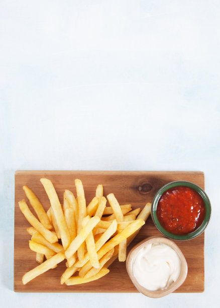 炸薯条加番茄酱和蛋黄酱图片下载