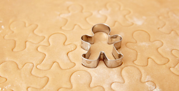 烤圣诞姜饼，在厨房做饭。图片下载