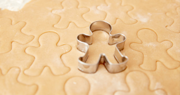 烤圣诞姜饼，在厨房做饭。图片下载