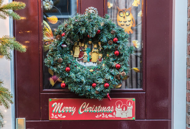 挂在荷兰式前门上的圣诞花环图片下载
