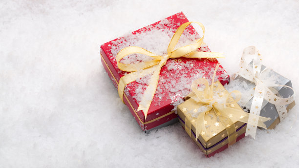 节日快乐与盒子覆盖在雪与copyspace图片下载