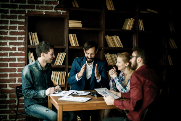 业务团队讨论财务报告上的公司的亲图片下载