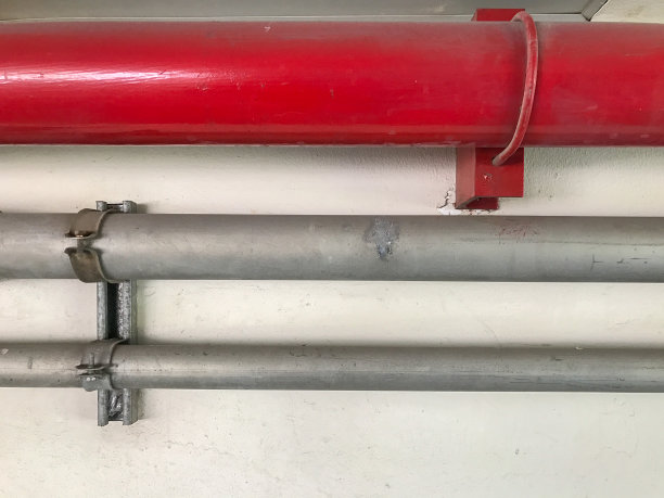 五彩缤纷的管道下的现代建筑图片下载