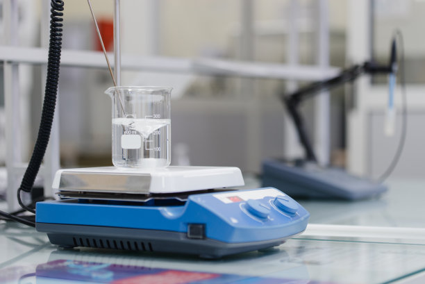 遗传学实验室材料的特写照片与浅景深的领域。大学生们正在实验室里做实验图片下载