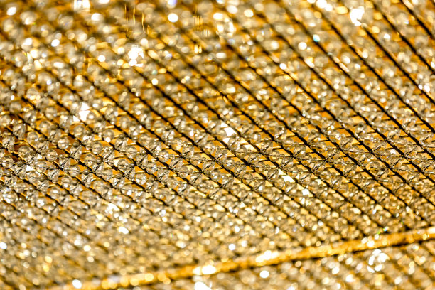 黄色的枝形吊灯。图片下载