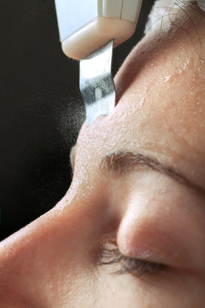 女性面部皮肤用超声波刮刀擦洗治疗图片下载