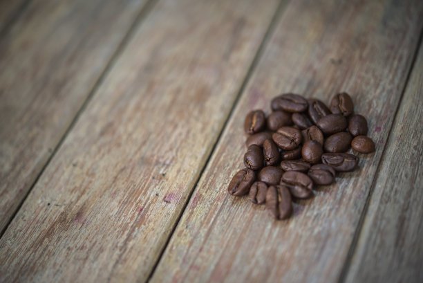 咖啡豆和烘培咖啡豆放在咖啡馆或咖啡店的木桌上，传统的复古风格概念图片下载