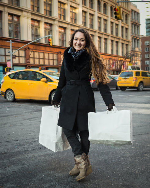 拿着购物袋的年轻女子图片下载