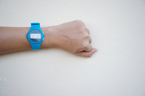 女人手与蓝色秒表在零时开始运动计时背景图片下载