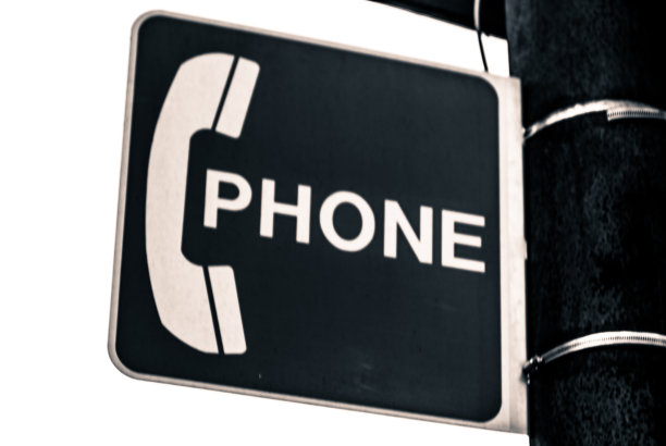 路标上的公共电话标志图片下载