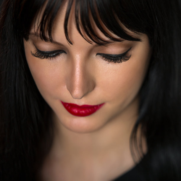 美丽的微笑女性面部特写肖像，带妆图片下载