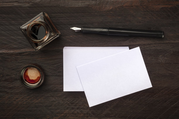 空白的白色名片模型与老式文具图片下载