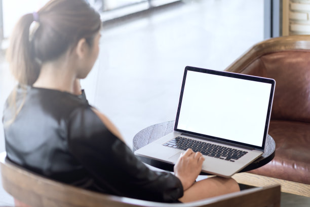 后视图亚洲女性自由职业者在笔记本电脑上工作与空白拷贝空间在屏幕上为您的广告图片或文本信息。图片下载