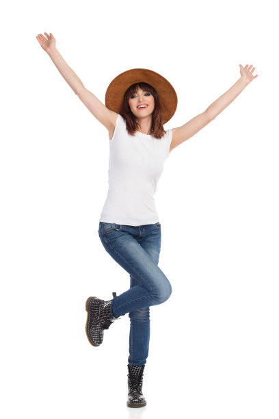 戴着棕色帽子的快乐年轻女子正在伸开双臂跳舞图片下载