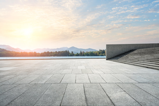 城市公园的空旷广场和山地自然景观图片下载