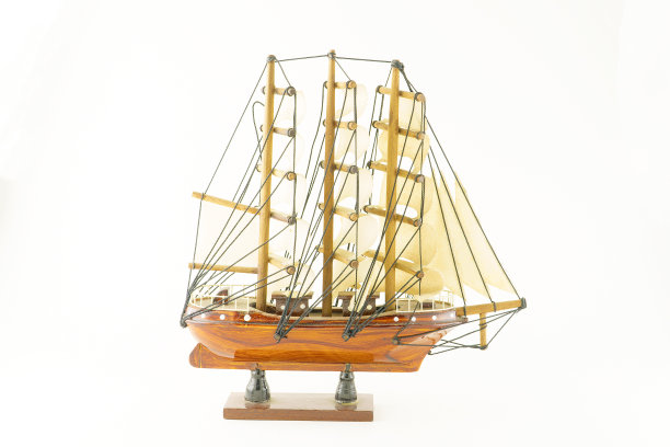 白色背景上的小帆船。图片下载