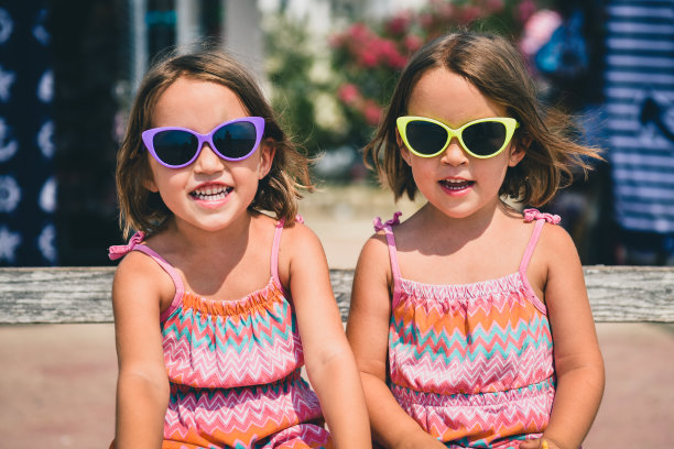 同卵双胞胎女孩在暑假摆姿势照相。图片下载