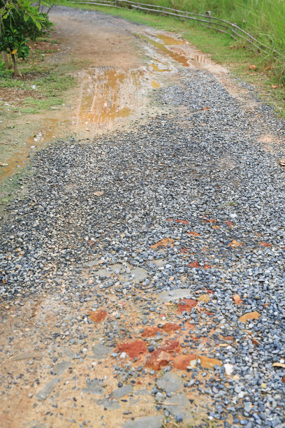 有坑洼积水的崎岖石路图片下载