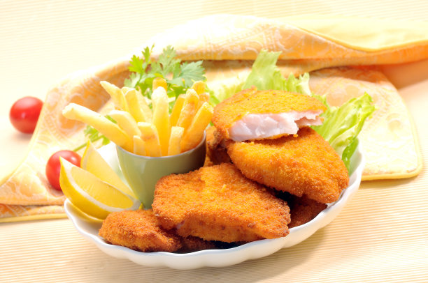 炸鱼配薯条、番茄酱和柠檬樱桃番茄素材图片