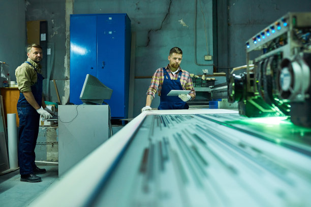 工人操作激光雕刻单位在工厂图片下载