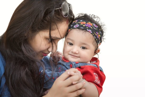 幸福的母亲和女儿的特写看着相机孤立在白色的背景。图片下载