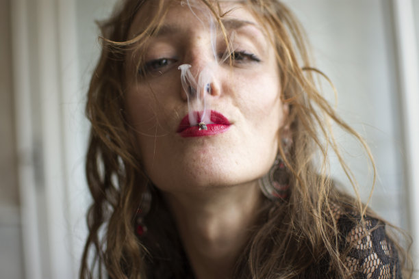 波希米亚式的别致的吸烟图片下载