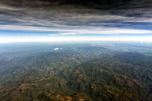 山脉附近的墨西哥城市鸟瞰图城市景观全景图片下载