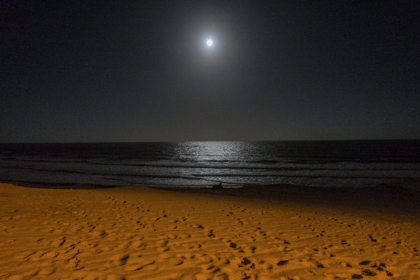 月亮升起在大西洋上空图片下载