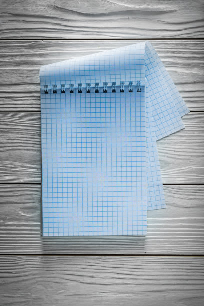 白色木板上检查过的记事本图片下载