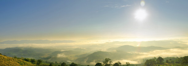 云雾缭绕的山景图片下载