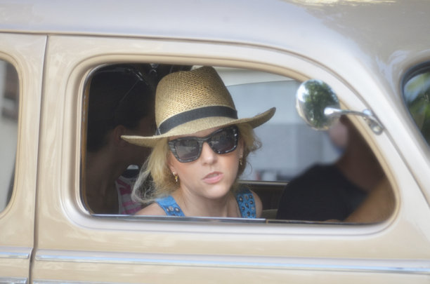 金发女人坐在车里享受旅程图片下载