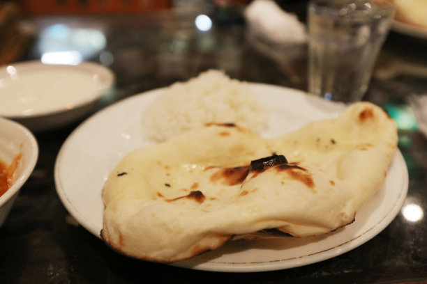 餐桌上咖喱和烤肉的美食照片图片下载