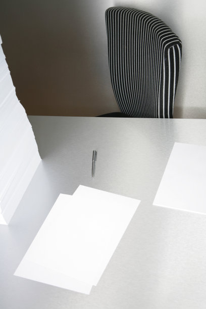 银色桌面上放着几张白纸图片下载