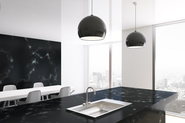 厨房的一面是白色和黑色大理石图片下载