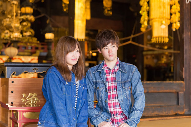 一对年轻夫妇坐在佛坛前图片下载