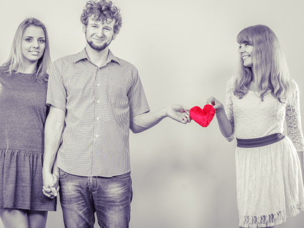 快乐的三角关系图片下载