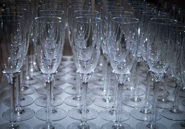 闪亮的香槟杯庆祝新年图片下载