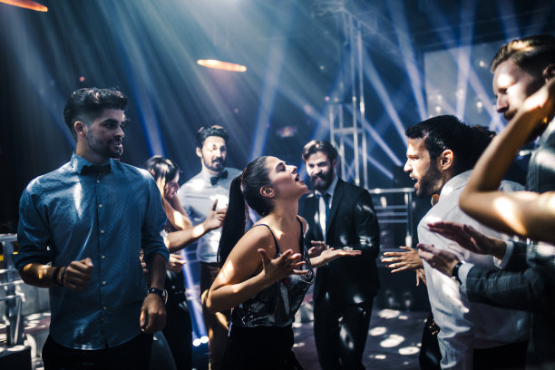 随着她最喜欢的歌曲跳舞图片下载