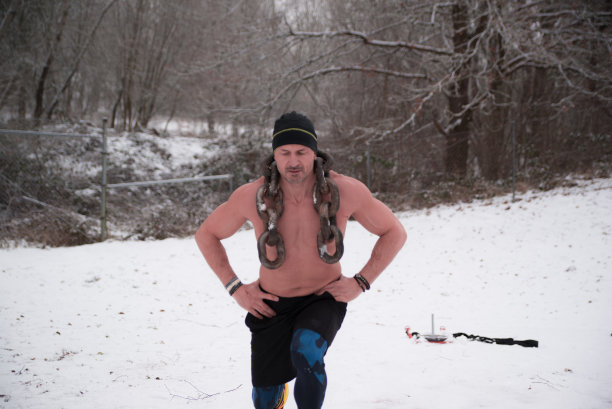 运动员在露天用铁链训练。前景图片下载