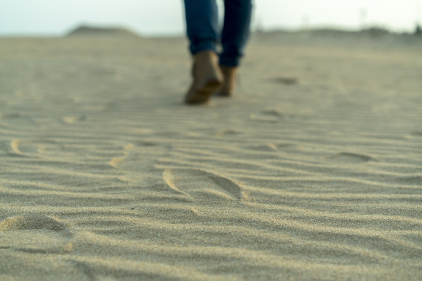 沙滩上的足迹图片下载