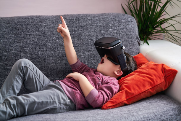 4-5岁可爱的孩子戴着虚拟现实眼镜。素材图片
